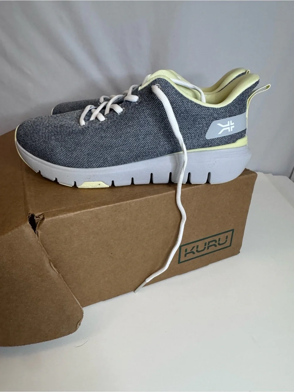 Kuru Flex Via women's sneaker Gray & Pale Yellow Athletic Sneakers Size 8